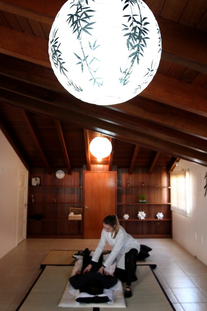 Raquel Dewes atuando com o Shiatsu Emocional (Foto de Ana Reuber)